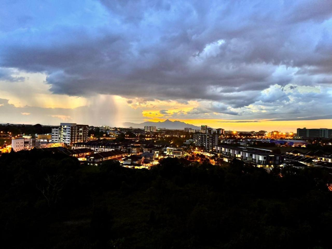 Saradise Merriton Luxury Balcony 3br Hfloor W Flight View & Free 2cpark Kuching